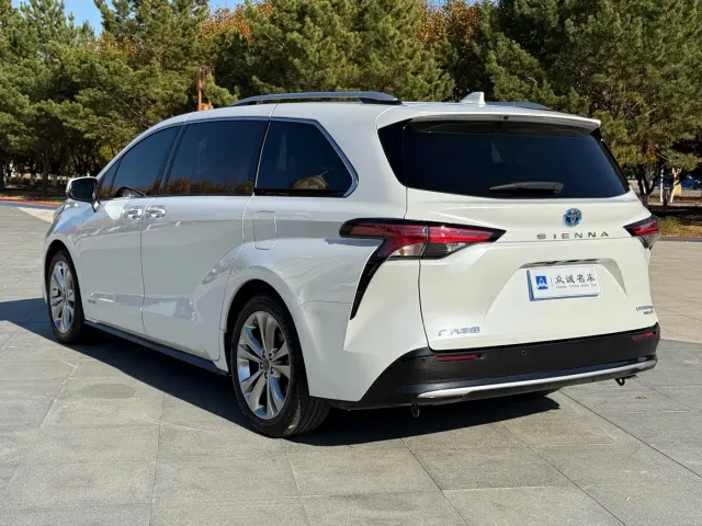 Toyota Sienna — Фото автомобиля 7