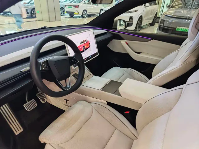 Tesla Model Y L — Фото автомобиля 9