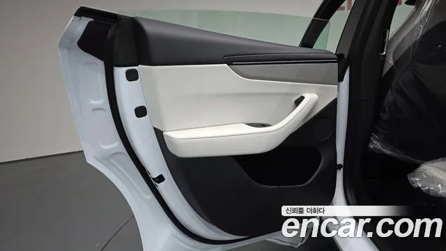 Tesla Model Y — Фото автомобиля 24