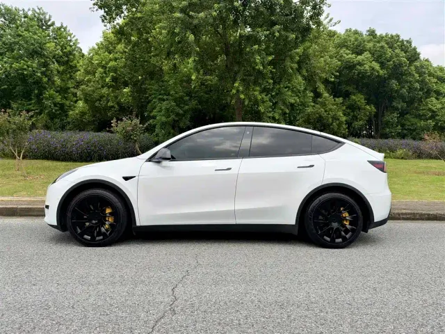 Tesla Model Y — Фото автомобиля 7