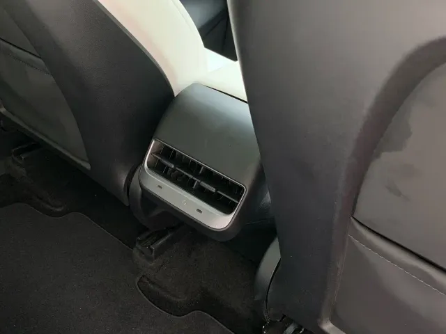 Tesla Model Y — Фото автомобиля 30