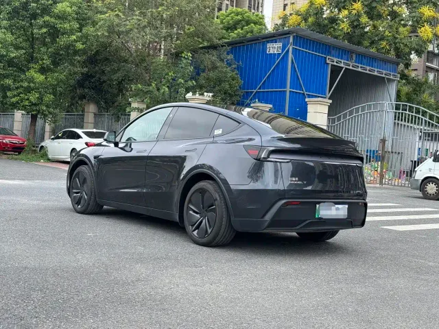 Tesla Model Y — Фото автомобиля 14