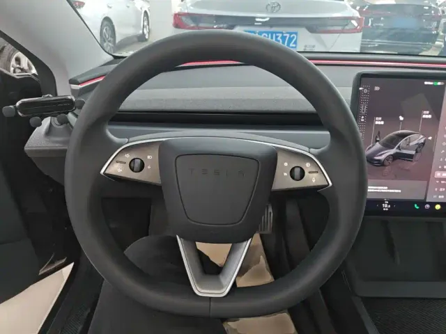 Tesla Model 3 — Фото автомобиля 10
