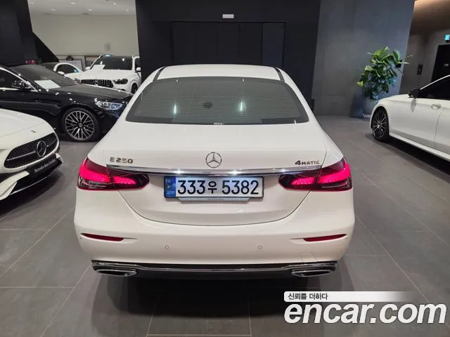Mercedes-Benz E-Class — Фото автомобиля 4