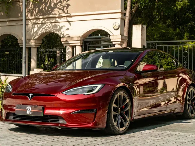 Tesla Model S — Фото автомобиля 3