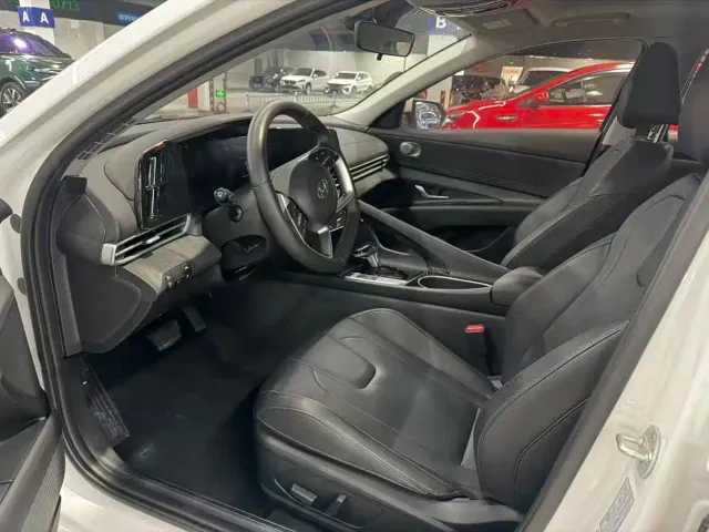 Hyundai Elantra — Фото автомобиля 4
