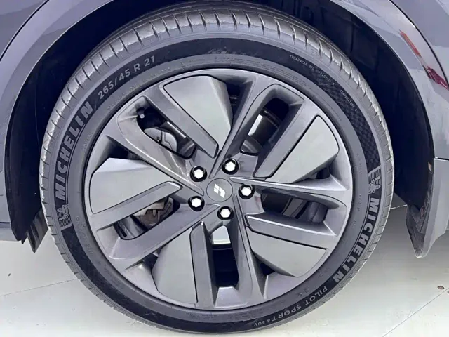 Li Auto L7 — Фото автомобиля 12