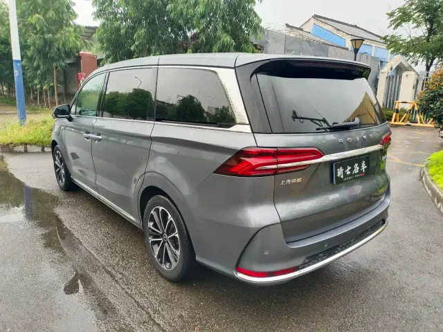 Roewe iMAX8 — Фото автомобиля 9