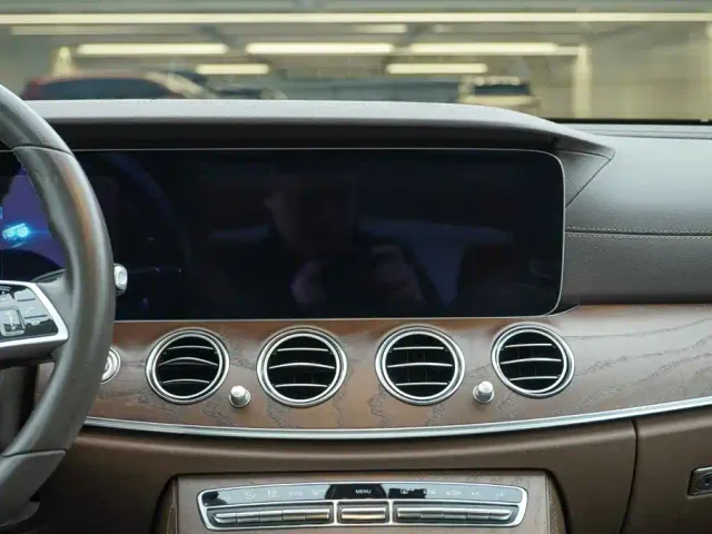 Mercedes-Benz E-Class — Фото автомобиля 17