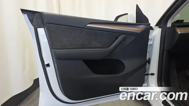 Tesla Model Y — Фото автомобиля 13