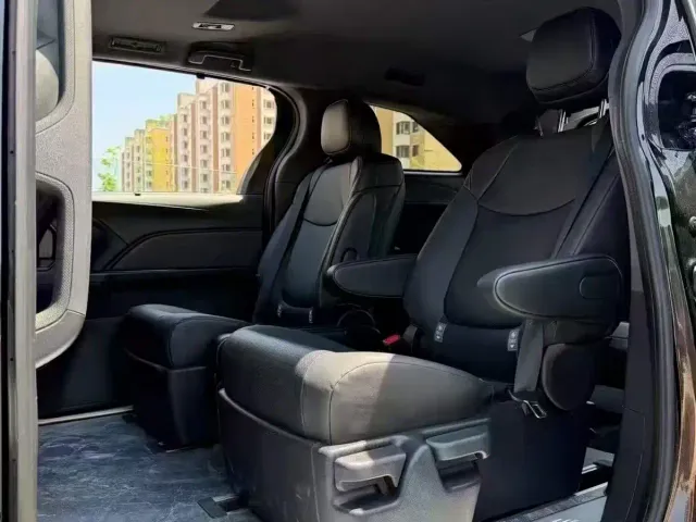 Toyota Sienna — Фото автомобиля 6