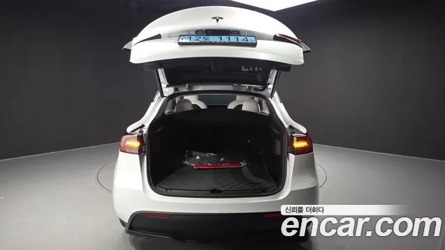 Tesla Model Y — Фото автомобиля 29