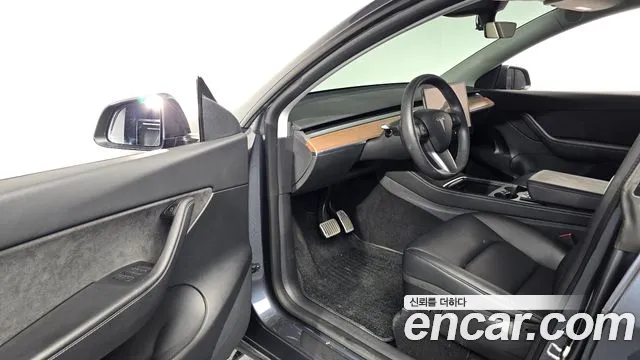 Tesla Model Y — Фото автомобиля 10