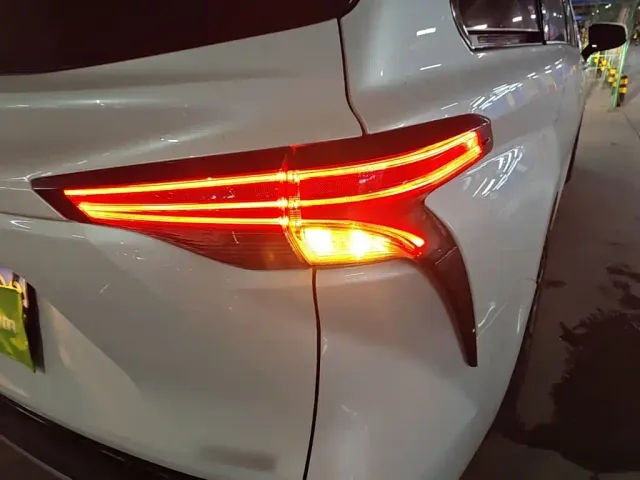 Toyota Sienna — Фото автомобиля 7