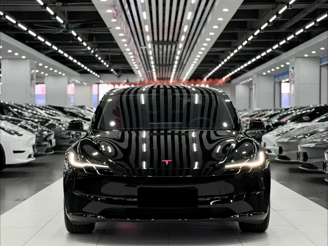 Tesla Model 3 — Фото автомобиля 2