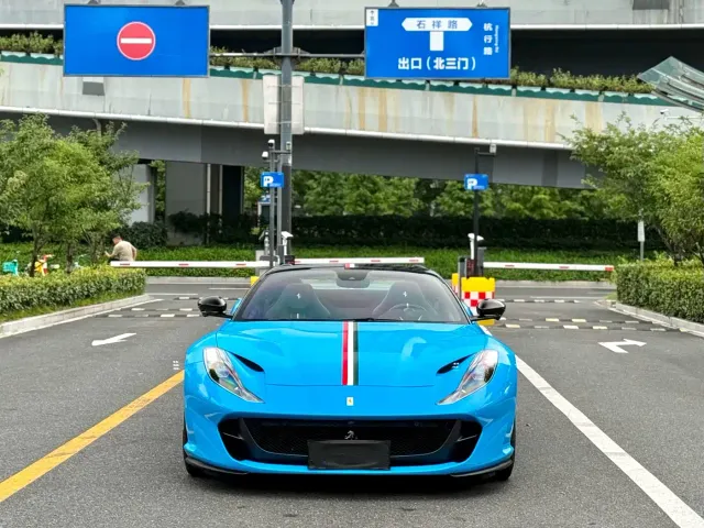 Фотография автомобиля — Ferrari 812