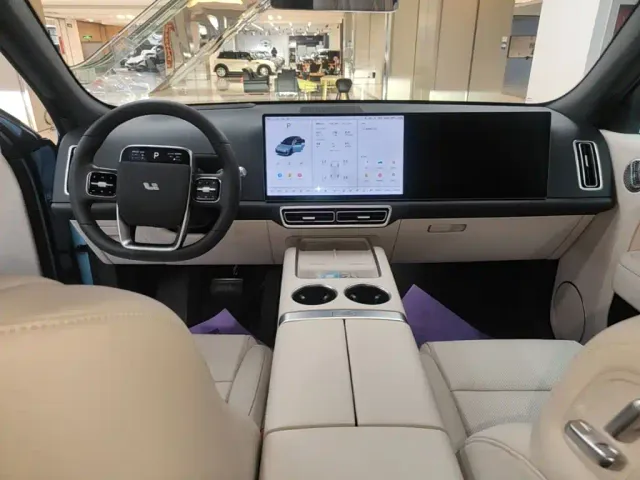 Li Auto L7 — Фото автомобиля 9