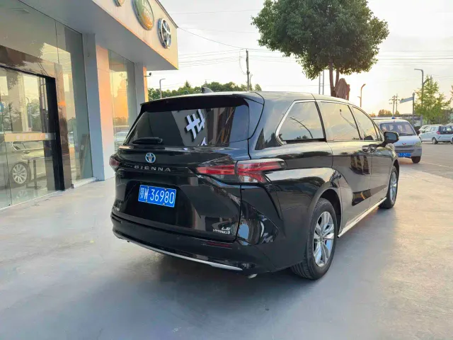 Toyota Sienna — Фото автомобиля 3