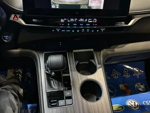 Toyota Granvia — Фото автомобиля 16