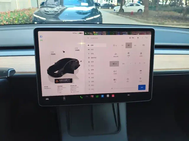 Tesla Model 3 — Фото автомобиля 12
