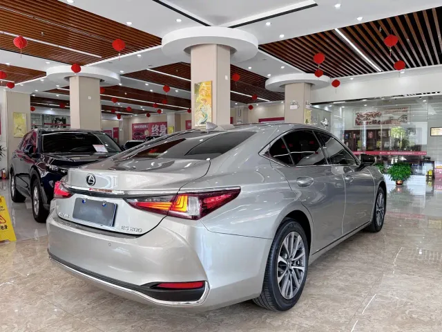 Lexus ES — Фото автомобиля 4