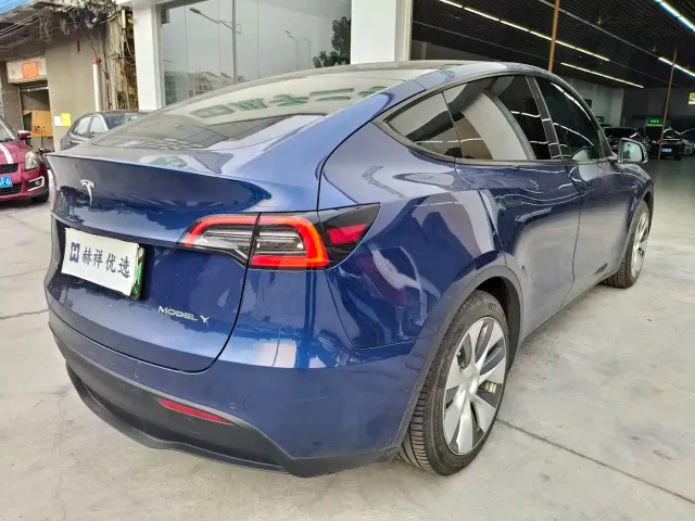 Tesla Model Y — Фото автомобиля 15