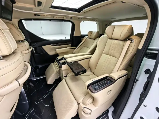 Toyota Alphard — Фото автомобиля 10