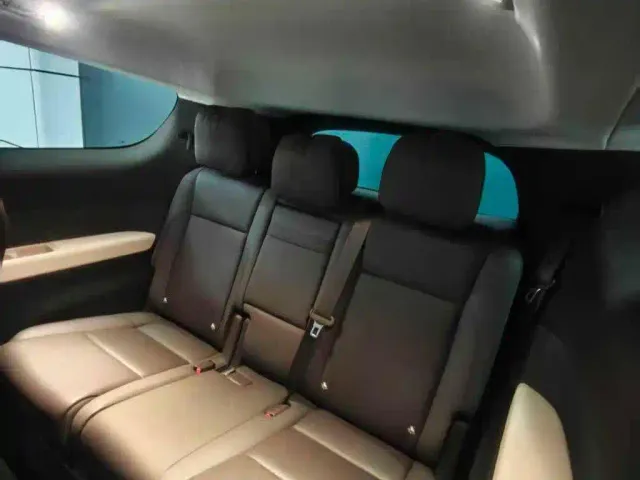Li Auto MEGA — Фото автомобиля 10