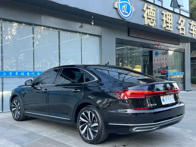 Volkswagen Passat — Фото автомобиля 16
