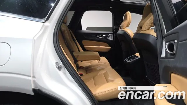 Вольво XC60 — Фото автомобиля 11