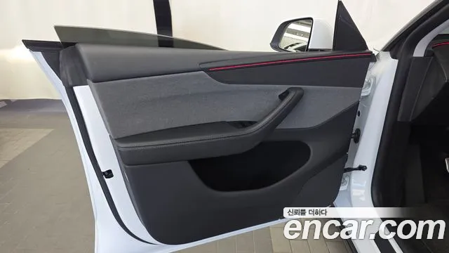 Tesla Model Y — Фото автомобиля 13
