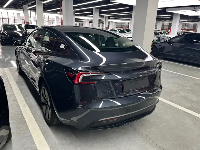 Tesla Model 3 — Фото автомобиля 15