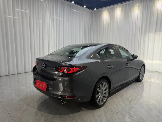 Mazda Axela — Фото автомобиля 4