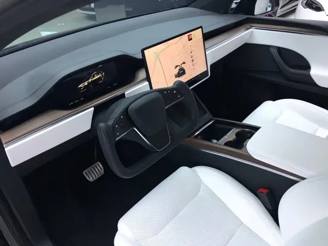 Tesla Model X — Фото автомобиля 9