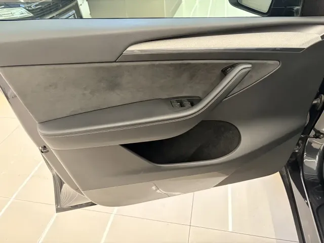 Tesla Model Y — Фото автомобиля 18