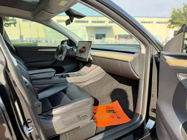 Tesla Model Y — Фото автомобиля 8
