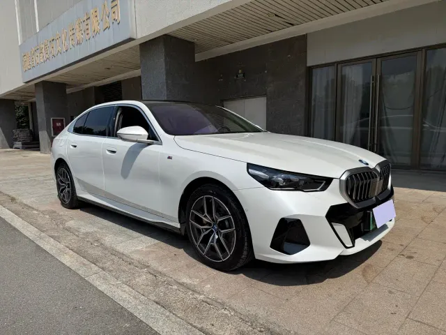 BMW i5 — Фото автомобиля 3