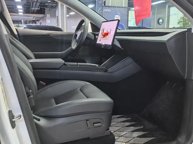 Tesla Model Y — Фото автомобиля 10