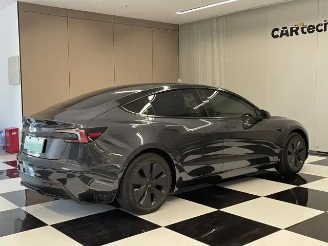 Tesla Model 3 — Фото автомобиля 5