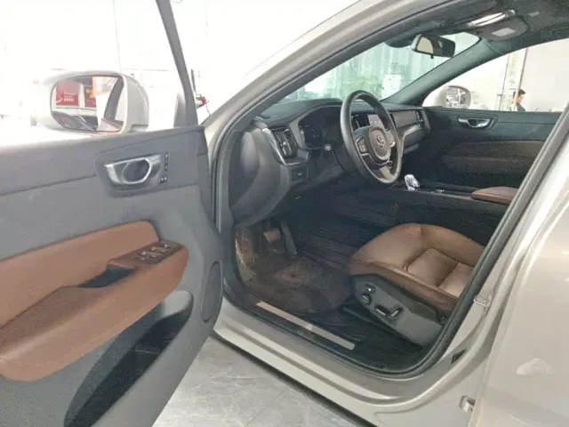 Volvo XC60 — Фото автомобиля 15