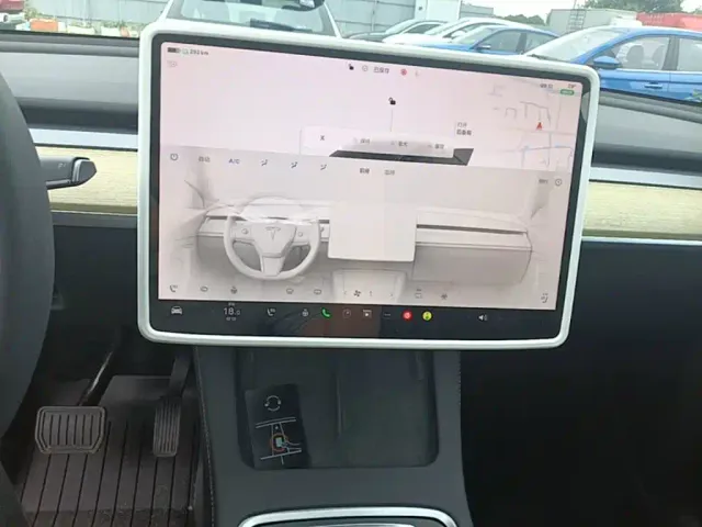 Tesla Model Y — Фото автомобиля 12