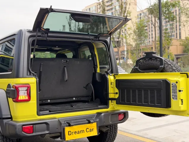 Jeep Wrangler — Фото автомобиля 18