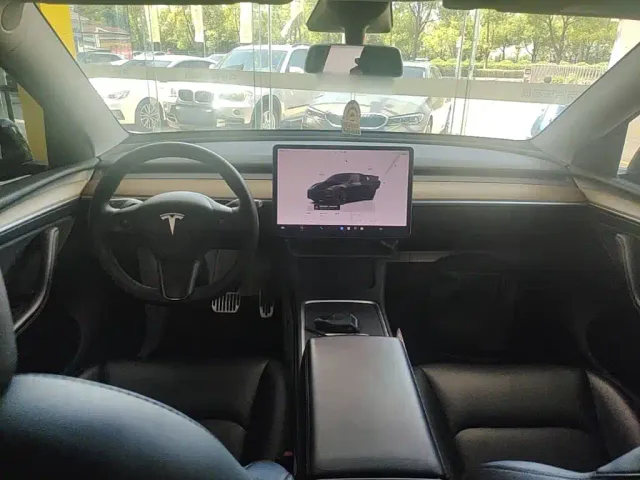 Tesla Model Y — Фото автомобиля 5