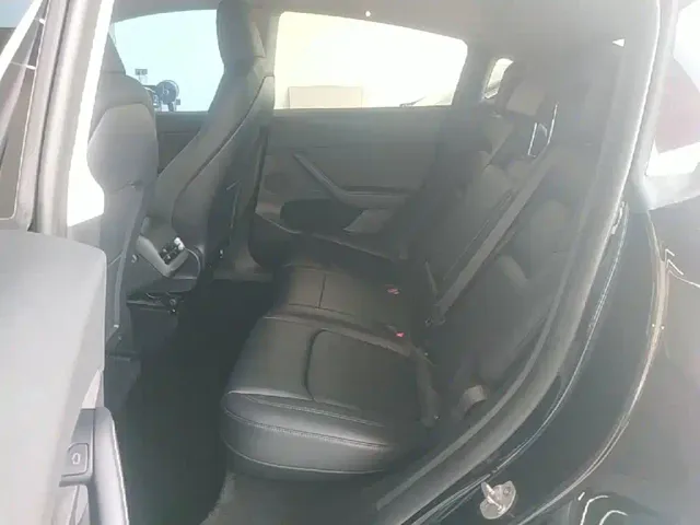 Tesla Model Y — Фото автомобиля 16