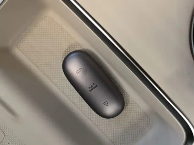 Li Auto MEGA — Фото автомобиля 8