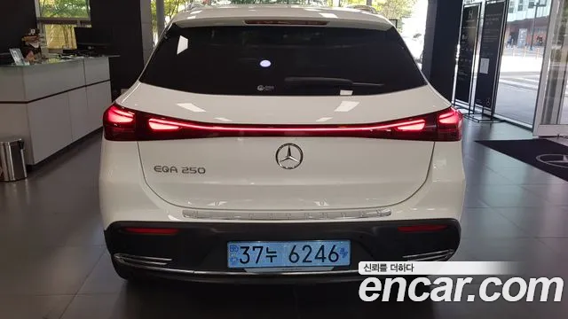 Mercedes-Benz EQA — Фото автомобиля 4