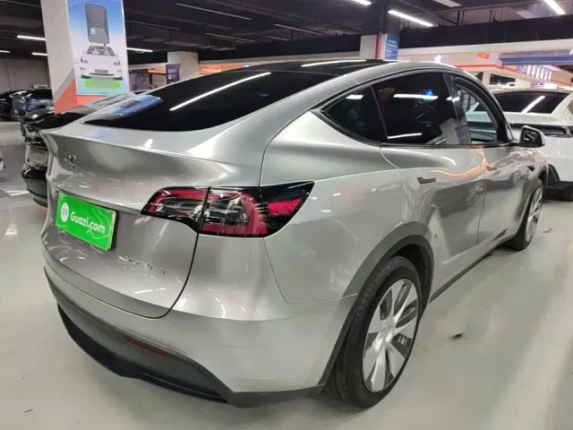 Tesla Model Y — Фото автомобиля 6
