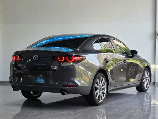Mazda Axela — Фото автомобиля 4