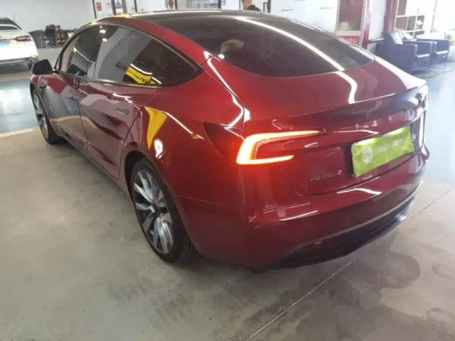 Tesla Model 3 — Фото автомобиля 4
