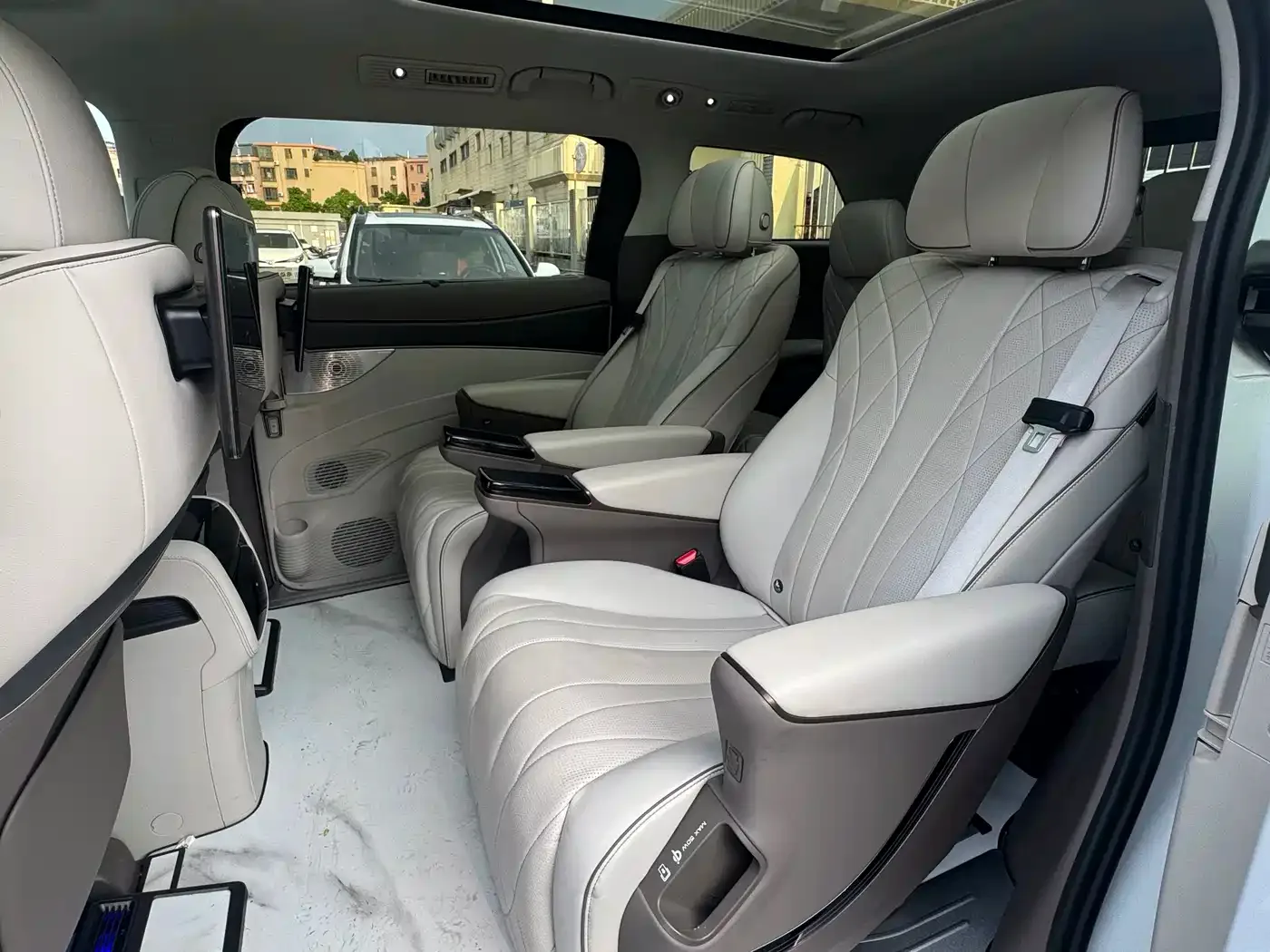 Denza Denza D9 2022 DM-i 970 All-Wheel Drive Honor Edition — Фото автомобиля 16